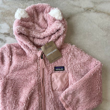 Charger l'image dans la galerie, Combinaison Patagonia Baby Furry Friends Bunting