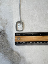 Charger l'image dans la galerie, Collier #3561 breloque carré gris Stella par Isabel Désy