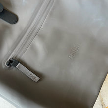 Charger l'image dans la galerie, Sac à dos Rolltop Rucksack Rains - Les Mal-Aimés ❤️🩹