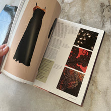 Charger l'image dans la galerie, Livre Vintage Fashion : Collecting and Wearing Designer Classics.
