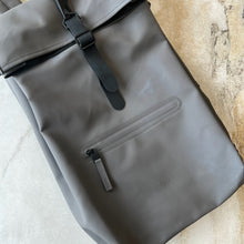 Charger l'image dans la galerie, Sac à dos Rolltop Rucksack Rains - Les Mal-Aimés ❤️🩹