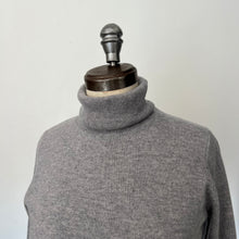 Charger l'image dans la galerie, Chandail House of Liberty col roulé gris *Nouvelles tailles*