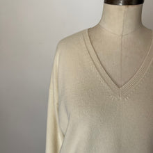 Charger l'image dans la galerie, Chandail en cachemire House of Liberty col V crème *Nouvelles tailles*
