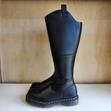 Charger l'image dans la galerie, Bottes en cuir montante Amaayah Dr. Martens - Les Mal-Aimés ❤️🩹