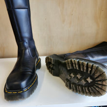 Charger l'image dans la galerie, Bottes en cuir montante Amaayah Dr. Martens - Les Mal-Aimés ❤️🩹
