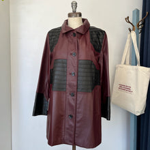 Charger l'image dans la galerie, Manteau en cuir rouge et noir Lavoie Morin cuir et fourrures