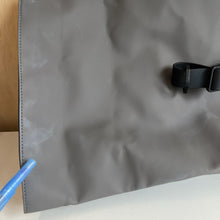 Charger l'image dans la galerie, Sac à dos Rolltop Rucksack Rains - Les Mal-Aimés ❤️🩹