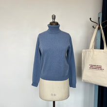 Charger l'image dans la galerie, Chandail House of Liberty col roulé bleu *Nouvelles tailles*