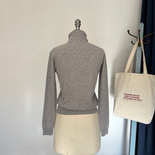 Charger l'image dans la galerie, Chandail House of Liberty col roulé gris *Nouvelles tailles*