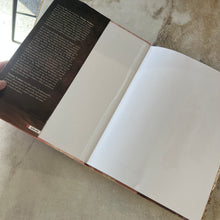 Charger l'image dans la galerie, Livre Vintage Fashion : Collecting and Wearing Designer Classics.