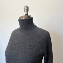 Charger l'image dans la galerie, Chandail col roulé Valentino Miss V