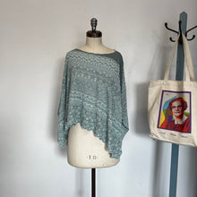 Charger l'image dans la galerie, Poncho en tricot scintillant D. Exterior