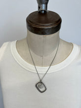 Charger l'image dans la galerie, Collier #3561 breloque carré gris Stella par Isabel Désy