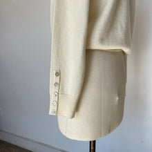 Charger l'image dans la galerie, Chandail en cachemire House of Liberty col V crème *Nouvelles tailles*