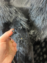 Charger l'image dans la galerie, Manteau de fausse fourrure Simon Chang