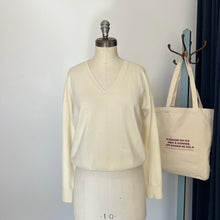 Charger l'image dans la galerie, Chandail en cachemire House of Liberty col V crème *Nouvelles tailles*
