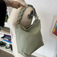 Charger l'image dans la galerie, Sac à main en cuir vert menthe