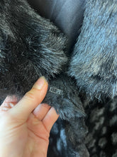 Charger l'image dans la galerie, Manteau de fausse fourrure Simon Chang