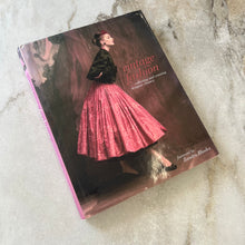 Charger l'image dans la galerie, Livre Vintage Fashion : Collecting and Wearing Designer Classics.