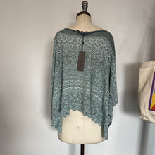 Charger l'image dans la galerie, Poncho en tricot scintillant D. Exterior