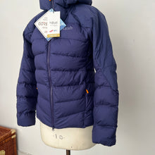 Charger l'image dans la galerie, Manteau Rab en duvet Infinity Alpine - Les Mal-Aimés ❤️🩹