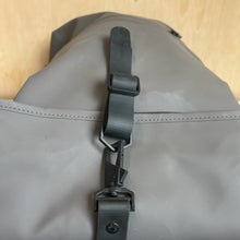 Charger l'image dans la galerie, Sac à dos Rolltop Rucksack Rains - Les Mal-Aimés ❤️🩹