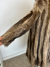Charger l'image dans la galerie, Manteau de fourrure vintage