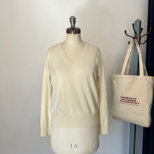 Charger l'image dans la galerie, Chandail en cachemire House of Liberty col V crème *Nouvelles tailles*