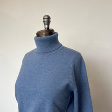 Charger l'image dans la galerie, Chandail House of Liberty col roulé bleu *Nouvelles tailles*