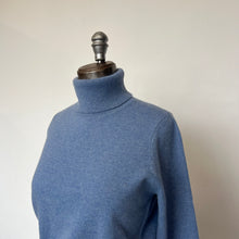 Charger l'image dans la galerie, Chandail House of Liberty col roulé bleu *Nouvelles tailles*