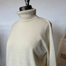 Charger l'image dans la galerie, Chandail House of Liberty col roulé crème *Nouvelles tailles*