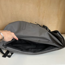 Charger l'image dans la galerie, Sac à dos Rolltop Rucksack Rains - Les Mal-Aimés ❤️🩹
