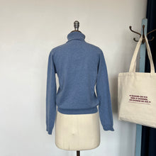 Charger l'image dans la galerie, Chandail House of Liberty col roulé bleu *Nouvelles tailles*