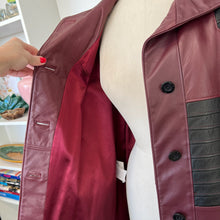 Charger l'image dans la galerie, Manteau en cuir rouge et noir Lavoie Morin cuir et fourrures