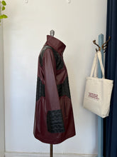 Charger l'image dans la galerie, Manteau en cuir rouge et noir Lavoie Morin cuir et fourrures