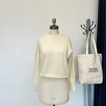 Charger l'image dans la galerie, Chandail en cachemire House of Liberty col rond crème