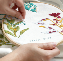 Charger l'image dans la galerie, Ensemble de broderie sac fourre-tout Baltic Club