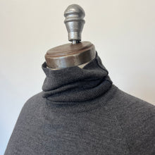 Charger l'image dans la galerie, Chandail col roulé Valentino Miss V