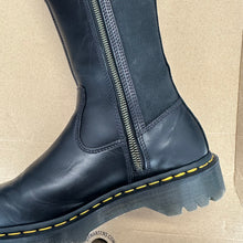 Charger l'image dans la galerie, Bottes en cuir montante Amaayah Dr. Martens - Les Mal-Aimés ❤️🩹