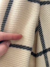 Charger l'image dans la galerie, Manteau vintage en laine Valentino Miss V