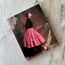 Charger l'image dans la galerie, Livre Vintage Fashion : Collecting and Wearing Designer Classics.