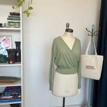 Charger l'image dans la galerie, Chandail Rocio Surplice Anthropologie