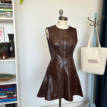 Charger l'image dans la galerie, Robe en similicuir gaufrée crocodile Avec les filles