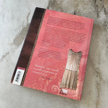 Charger l'image dans la galerie, Livre Vintage Fashion : Collecting and Wearing Designer Classics.