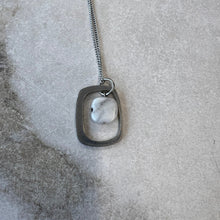 Charger l'image dans la galerie, Collier #3561 breloque carré gris Stella par Isabel Désy