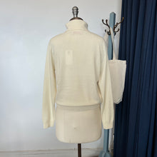 Charger l'image dans la galerie, Chandail House of Liberty col roulé crème *Nouvelles tailles*