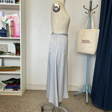 Charger l'image dans la galerie, Jupe évasée satin enver Beatrice