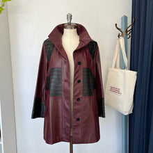 Charger l'image dans la galerie, Manteau en cuir rouge et noir Lavoie Morin cuir et fourrures
