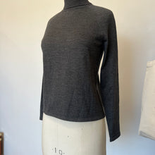 Charger l'image dans la galerie, Chandail col roulé Valentino Miss V