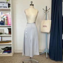 Charger l'image dans la galerie, Jupe évasée satin enver Beatrice